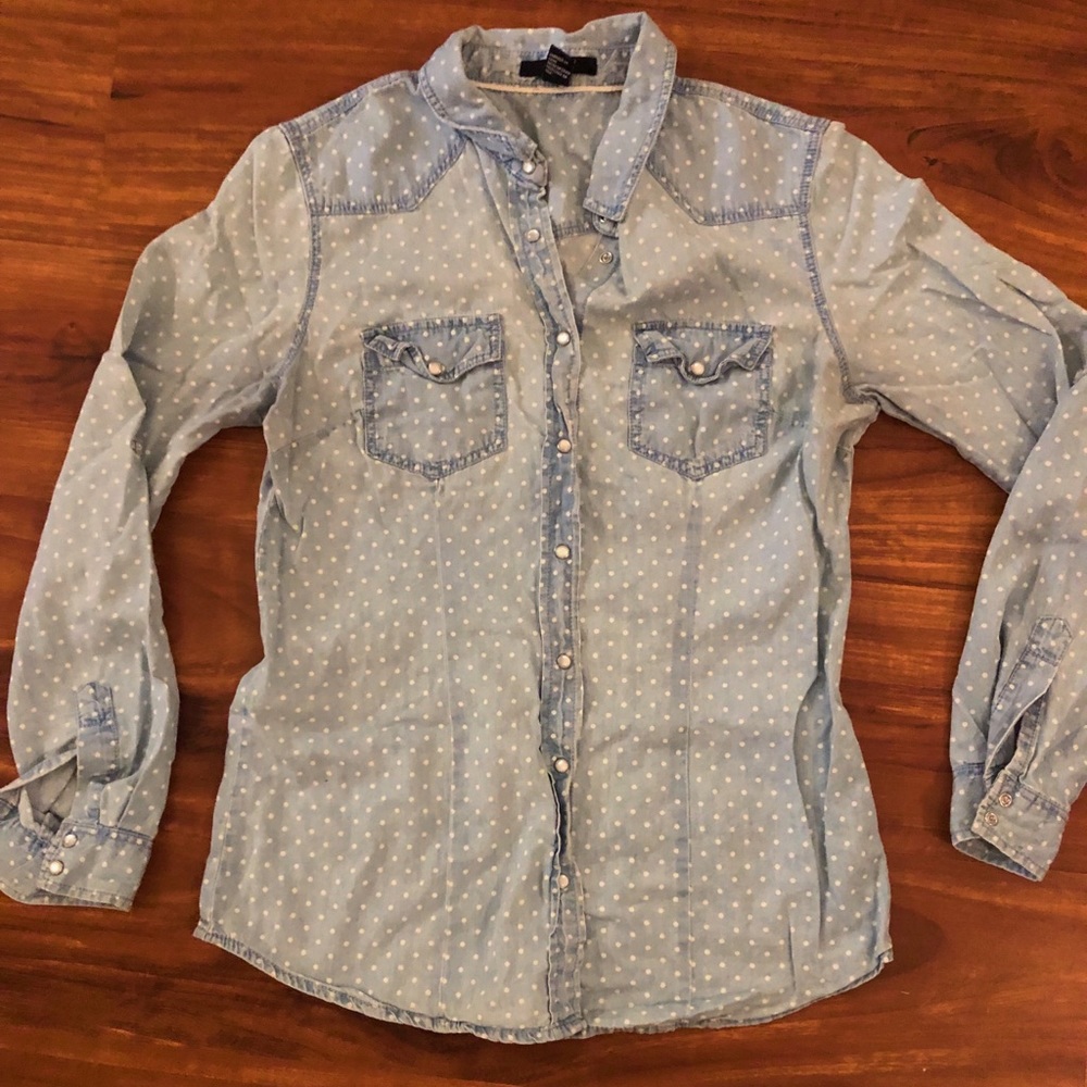 Only lightly worn. Very cute with feminine fit.